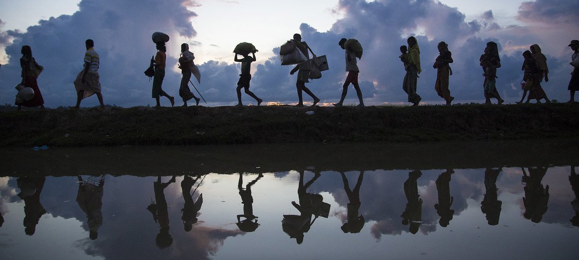 © UNHCR/Roger Arnold Rohingya refugees cross the border near a village in southern Bangladesh. (9 October 2017)